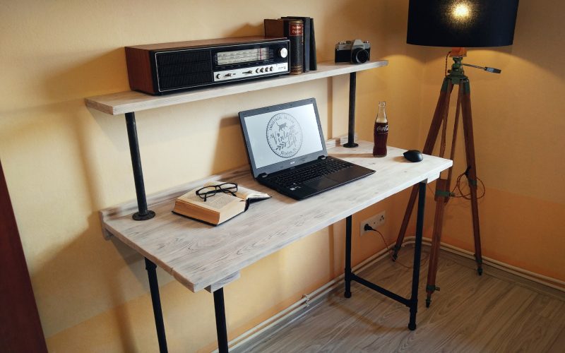 how-to-make-pallet-pipe-desk-loft-DIY-rasek